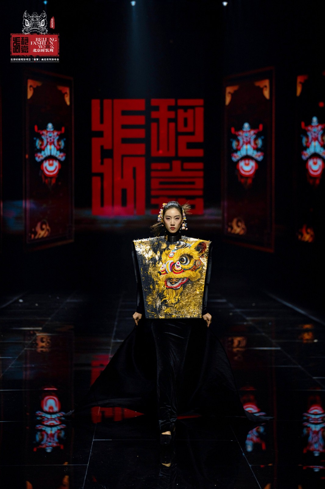 張珂嘉“醒獅”大秀亮相北京時裝周 張珂嘉“醒獅”大秀亮相北京時裝周