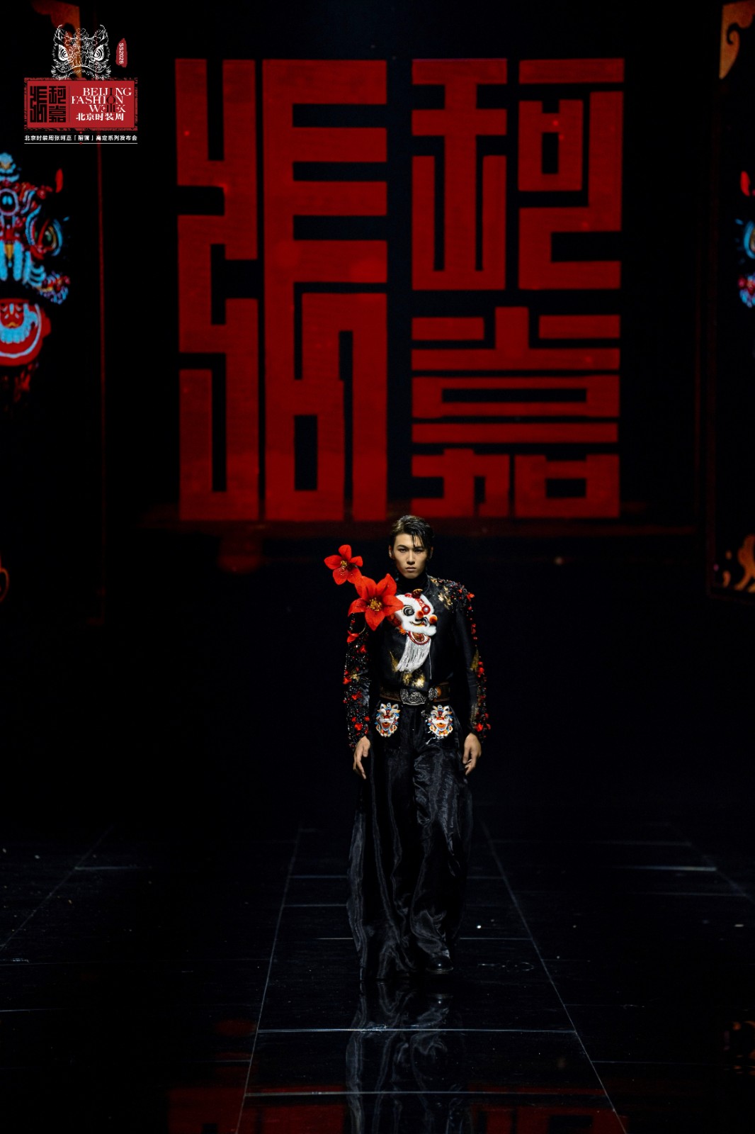 張珂嘉“醒獅”大秀亮相北京時裝周 張珂嘉“醒獅”大秀亮相北京時裝周