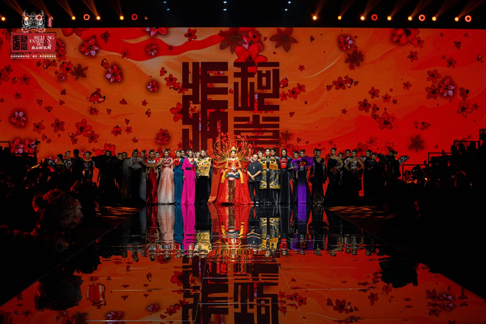 張珂嘉“醒獅”大秀亮相北京時裝周 張珂嘉“醒獅”大秀亮相北京時裝周